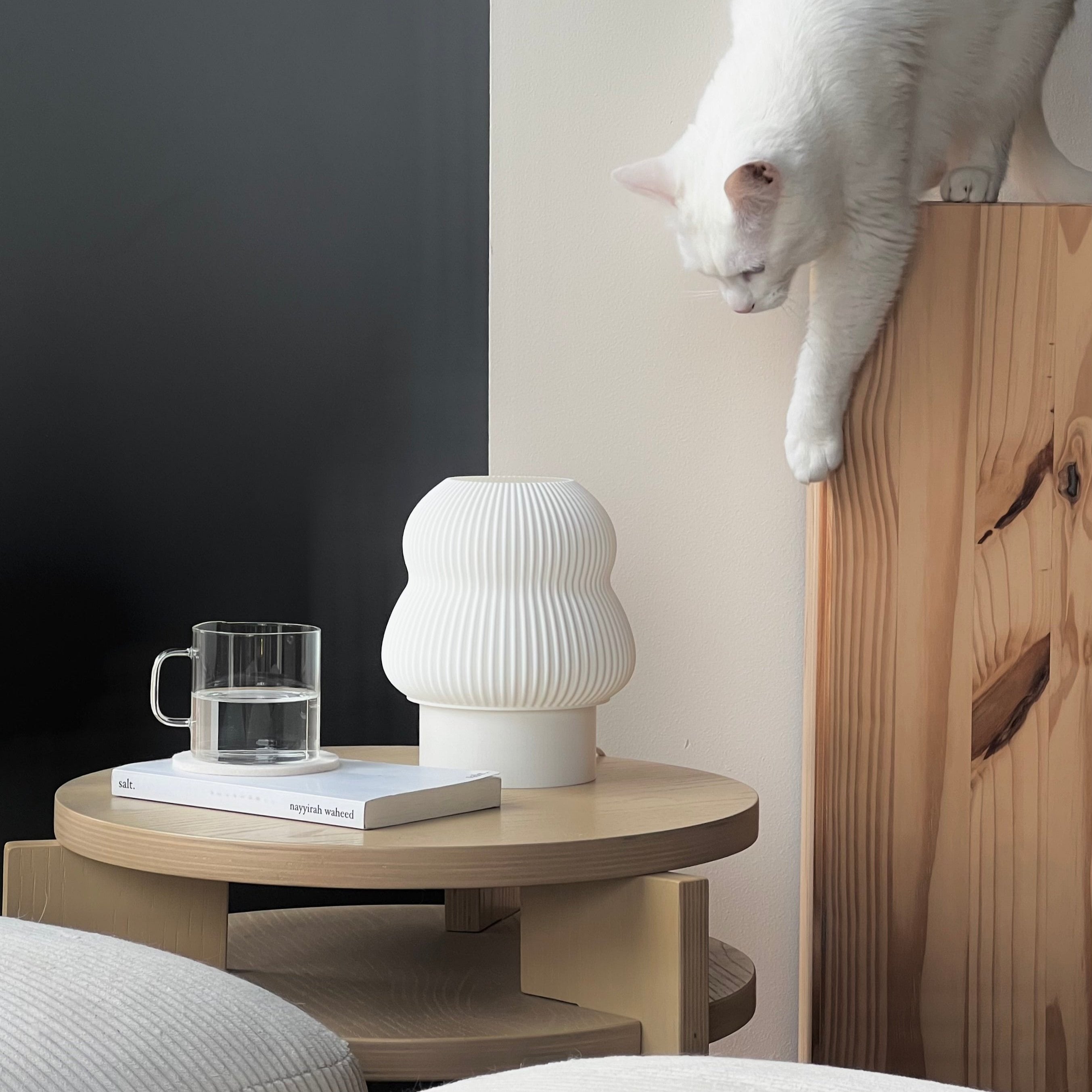Poly Lamp in Cream – soft off-white sculptural table lamp with matte texture
Minimalist aesthetic cute lamp in cream for modern interiors
Scandinavian style lighting, cloud-like shape,