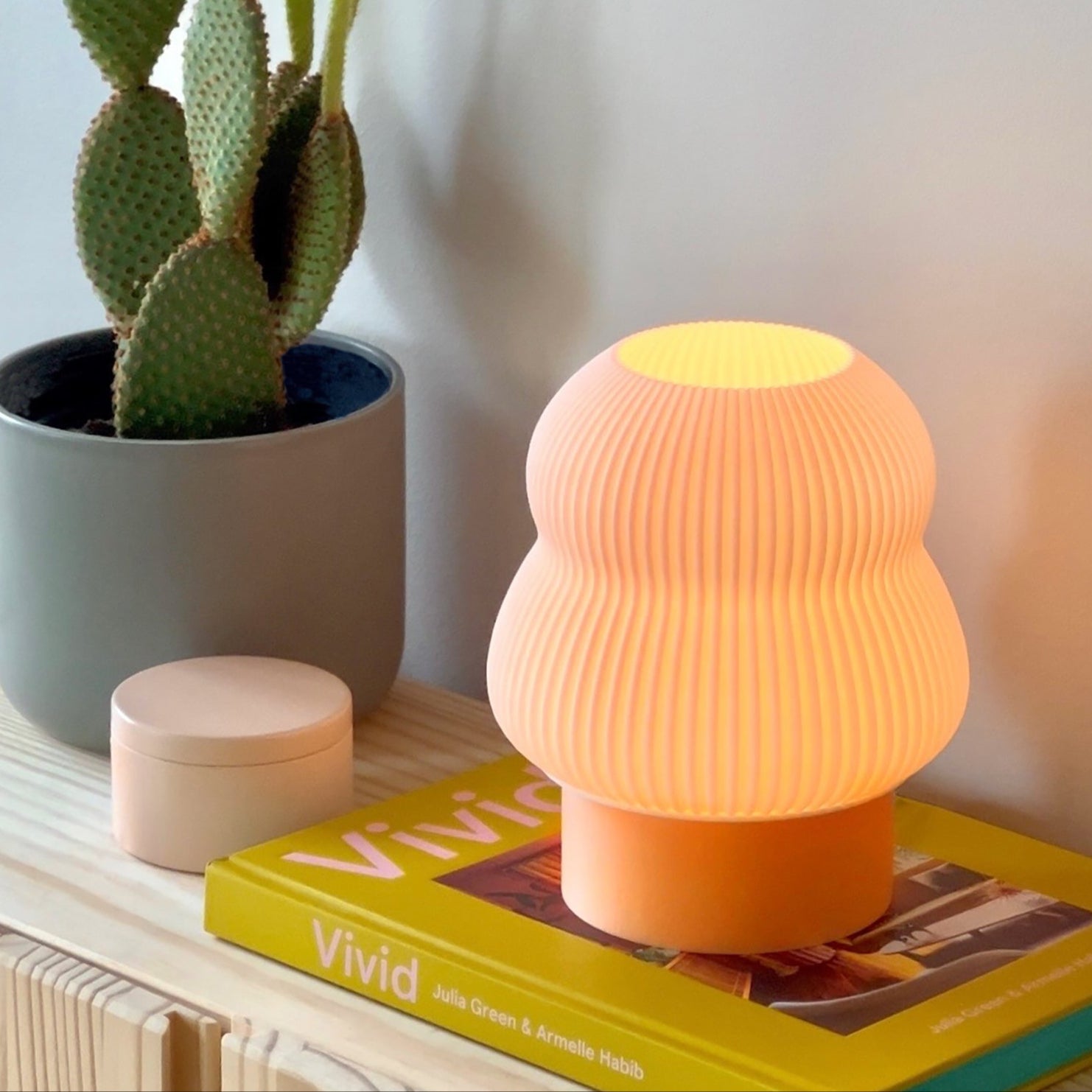 Poly Lamp in Peach – playful pastel orange lamp with curved silhouette
Peach-toned small table lamp for dopamine decor lovers
Peach Poly Lamp with soft matte finish