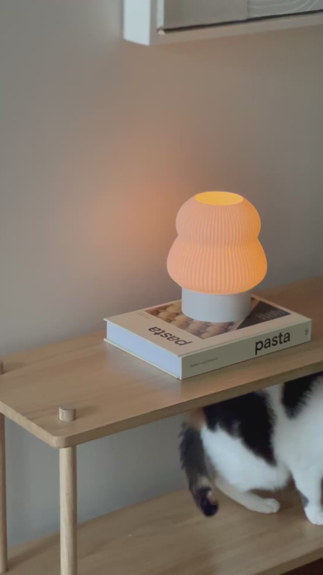 Poly Lamp in Cream – soft off-white sculptural table lamp with matte texture
Minimalist aesthetic cute lamp in cream for modern interiors
Scandinavian style lighting, cloud-like shape,